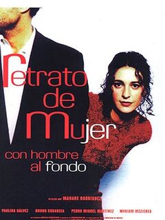 Retrato de mujer con hombre al fondo
