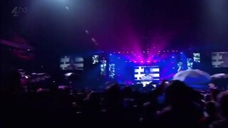 Rihanna Live singing Umbrella