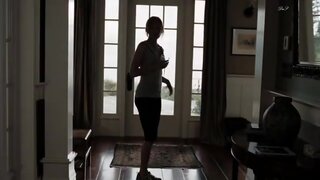 Elizabeth Banks Cleavage in The Uninvited