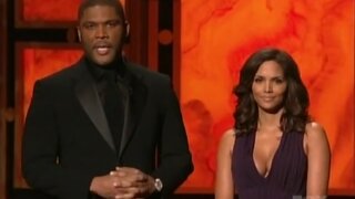 Halle Berry Cleavage from the 2009 NAACP Awards