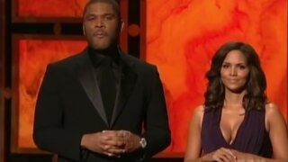 Halle Berry Cleavage from the 2009 NAACP Awards