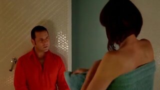 Madeleine West in bathtub in Satisfaction s02e01