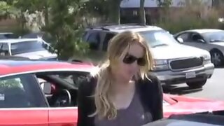 Lindsay Lohan in tiny shorts going Shopping