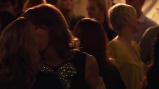 Jennifer Beals and Laurel Holloman kissing on the L Word S05E12
