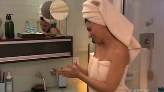 Callie Thorne coming out of the shower and putting on a towel on Rescue Me S04E07