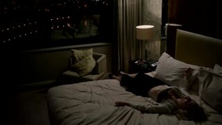 Gillian Anderson Skimpy on Fall s01e02