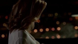 Gillian Anderson Skimpy on Fall s01e02