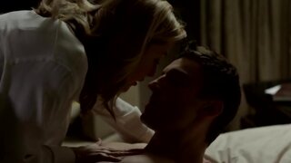 Gillian Anderson Skimpy on Fall s01e02