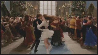 Anne Hathaway Panty visible in Ella Enchanted