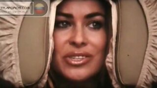 Carmen Electra Looking Hot and showing skin in Meet the Spartans