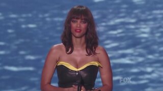 Tyra Banks Cleavage at the Teen Choice Awards
