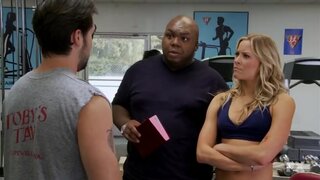 Brittany Daniel in sport bra on Its Always Sunny in Philadelphia s06e01