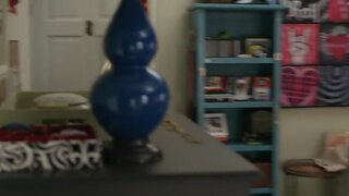 Julie Bowen in Underwear crawling on Modern Family S01E13