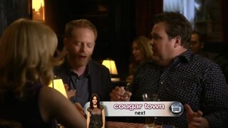 Elizabeth Banks Great Cleavage on Modern Family S1e8