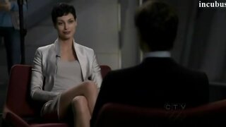 Morena Baccarin Leggy on V S01E01