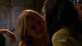 Hilary Duff kissing another girl from new Gossip Girl