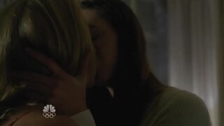 Hayden Panettiere and Madeline Zima kiss on Heroes